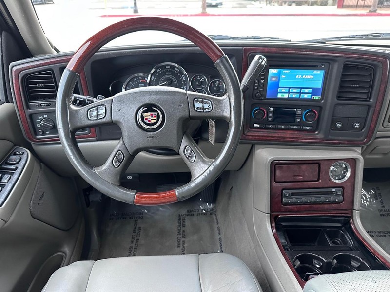 Cadillac Escalade EXT Vehicle Full-screen Gallery Image 22