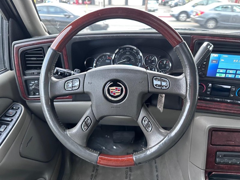 Cadillac Escalade EXT Vehicle Full-screen Gallery Image 23