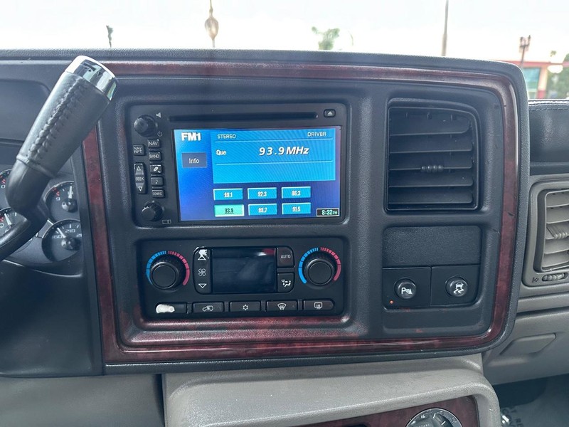 Cadillac Escalade EXT Vehicle Full-screen Gallery Image 24