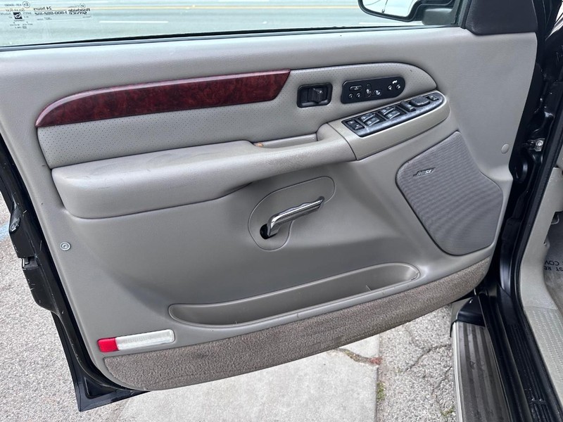 Cadillac Escalade EXT Vehicle Full-screen Gallery Image 26