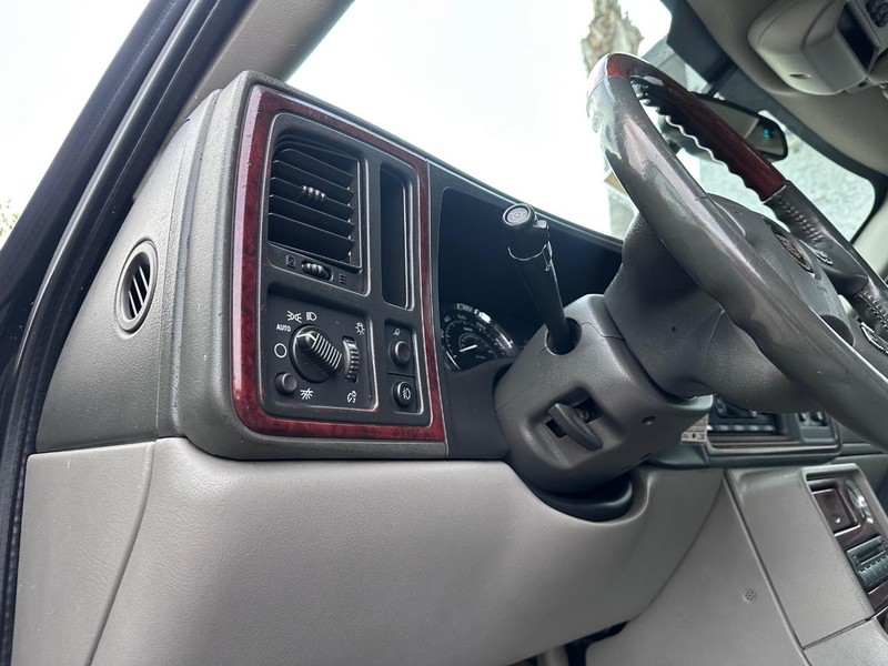Cadillac Escalade EXT Vehicle Full-screen Gallery Image 27