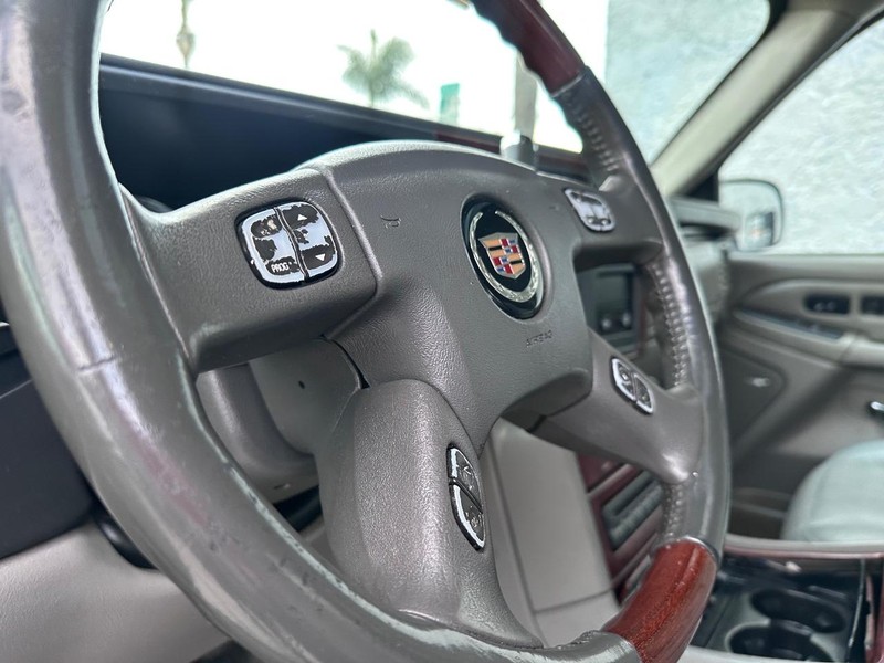Cadillac Escalade EXT Vehicle Full-screen Gallery Image 28