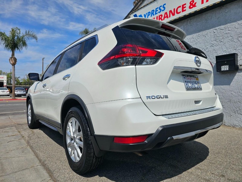 Nissan Rogue Vehicle Full-screen Gallery Image 3