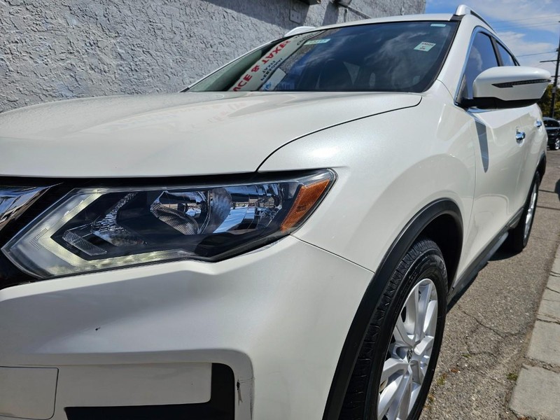 Nissan Rogue Vehicle Full-screen Gallery Image 9
