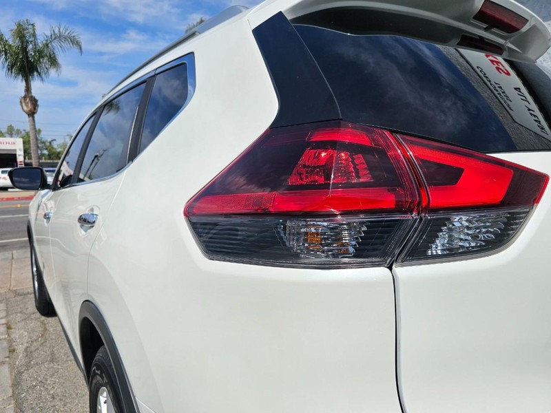 Nissan Rogue Vehicle Full-screen Gallery Image 10