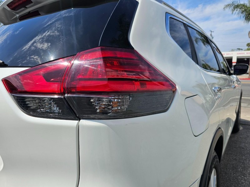 Nissan Rogue Vehicle Full-screen Gallery Image 11
