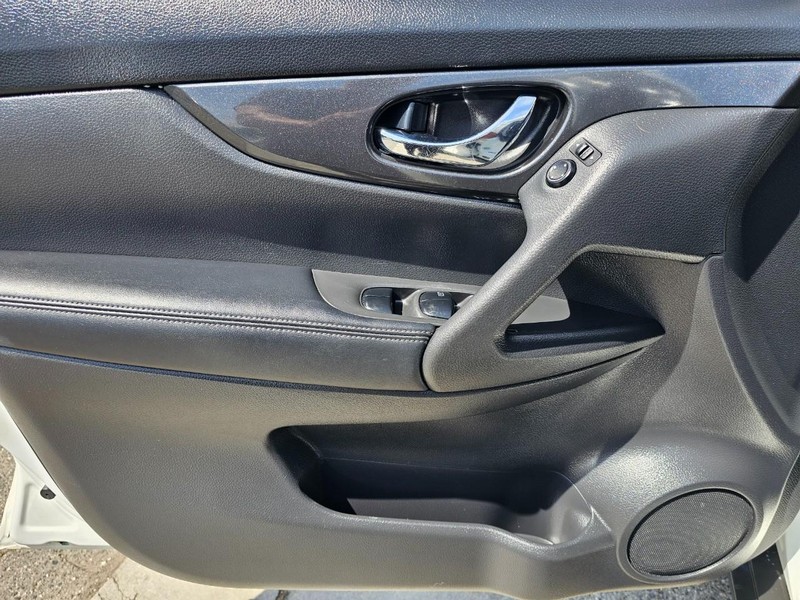 Nissan Rogue Vehicle Full-screen Gallery Image 15