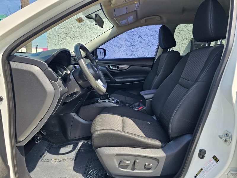 Nissan Rogue Vehicle Full-screen Gallery Image 16