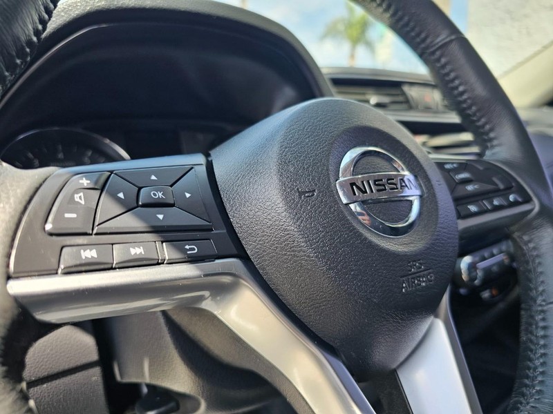 Nissan Rogue Vehicle Full-screen Gallery Image 18