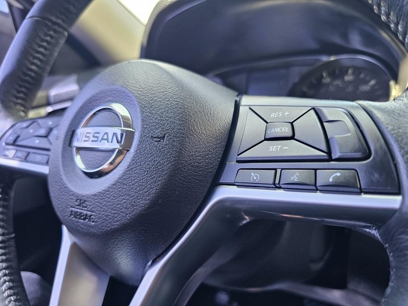 Nissan Rogue Vehicle Full-screen Gallery Image 19