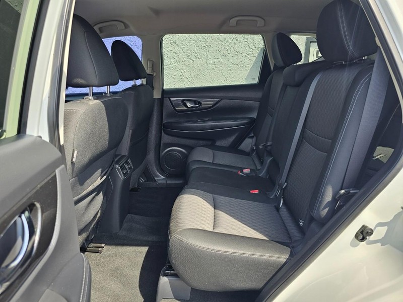 Nissan Rogue Vehicle Full-screen Gallery Image 21