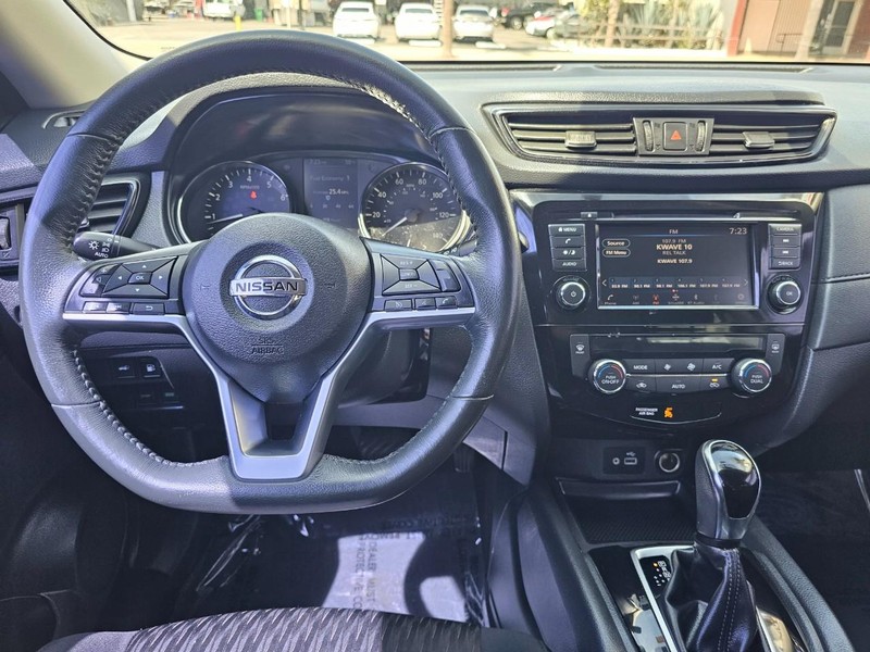 Nissan Rogue Vehicle Full-screen Gallery Image 23