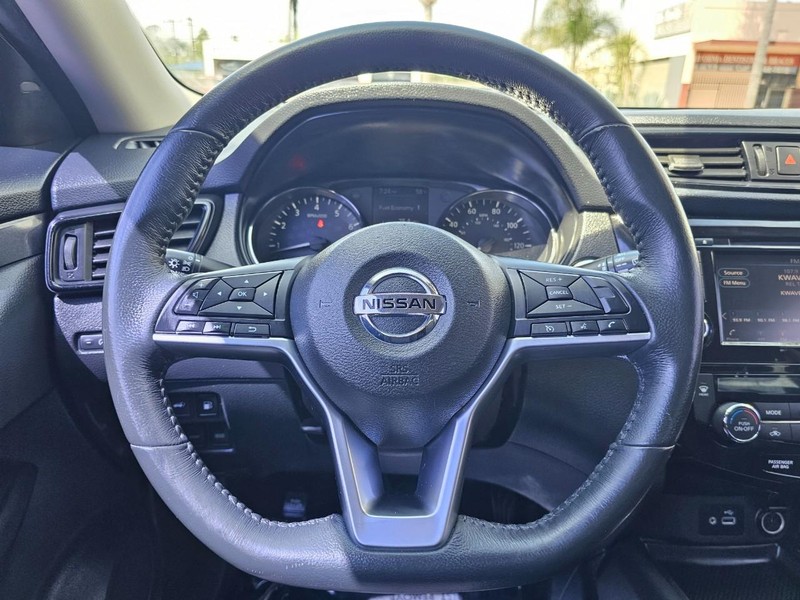 Nissan Rogue Vehicle Full-screen Gallery Image 24