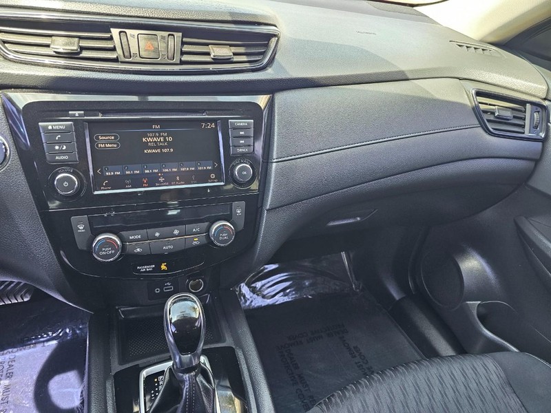 Nissan Rogue Vehicle Full-screen Gallery Image 26