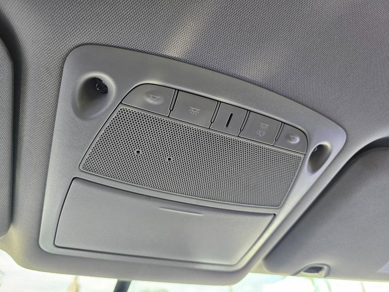 Nissan Rogue Vehicle Full-screen Gallery Image 30