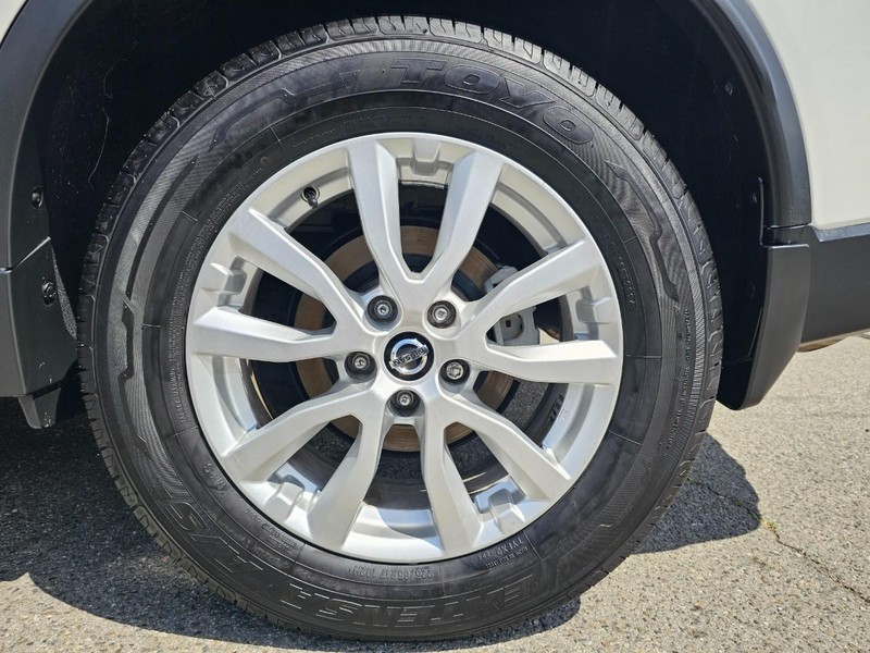 Nissan Rogue Vehicle Full-screen Gallery Image 32