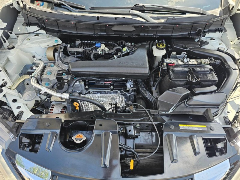 Nissan Rogue Vehicle Full-screen Gallery Image 34