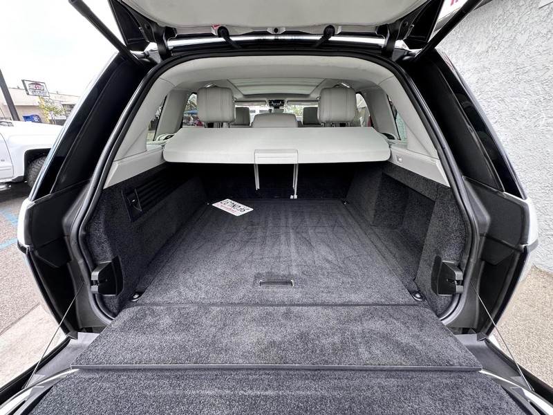Land Rover Range Rover Vehicle Full-screen Gallery Image 15