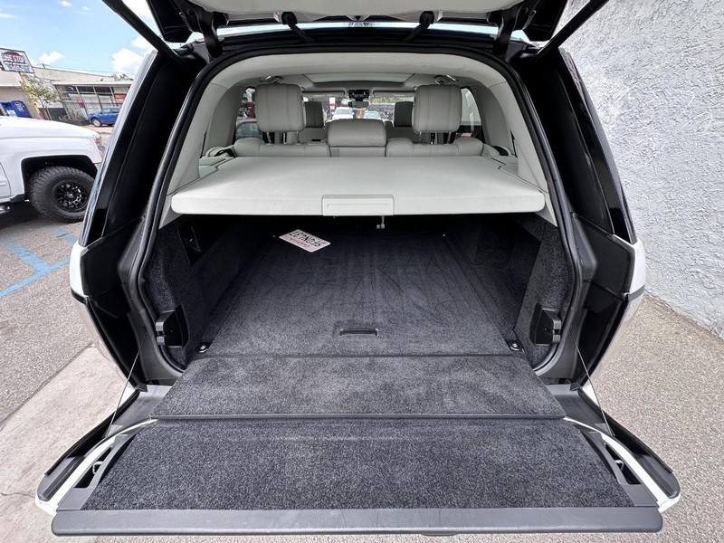 Land Rover Range Rover Vehicle Full-screen Gallery Image 16