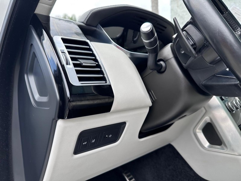 Land Rover Range Rover Vehicle Full-screen Gallery Image 26