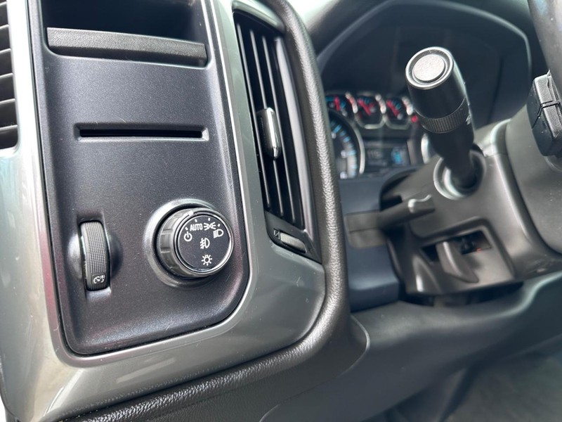 Chevrolet Silverado 1500 Vehicle Full-screen Gallery Image 24