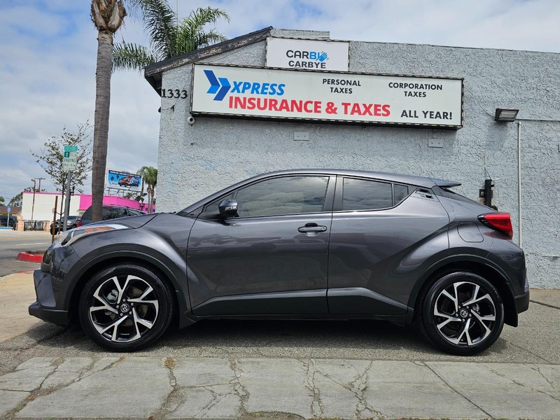 Toyota C-HR Vehicle Full-screen Gallery Image 2