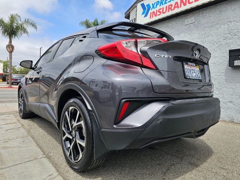 Toyota C-HR Vehicle Full-screen Gallery Image 3
