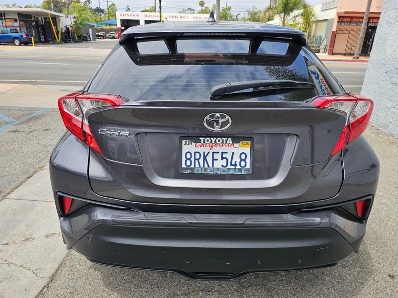 Toyota C-HR Vehicle Full-screen Gallery Image 4
