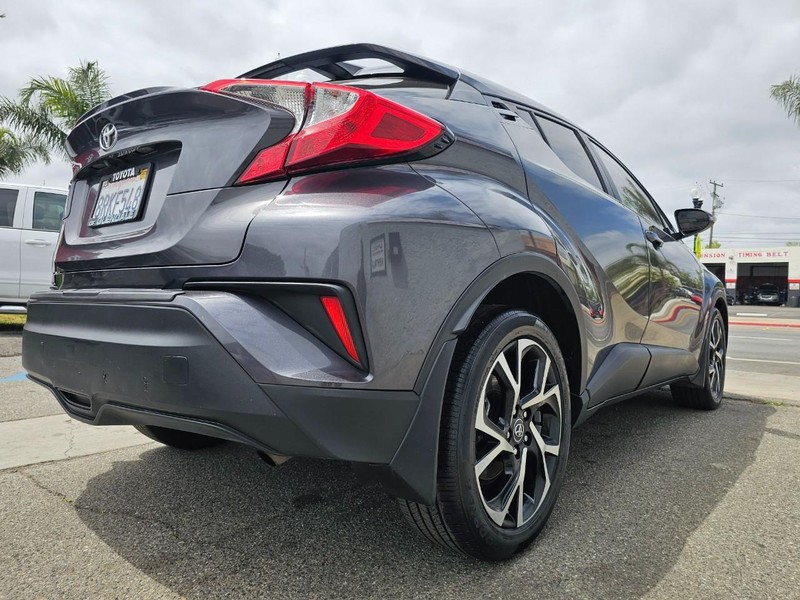 Toyota C-HR Vehicle Full-screen Gallery Image 5