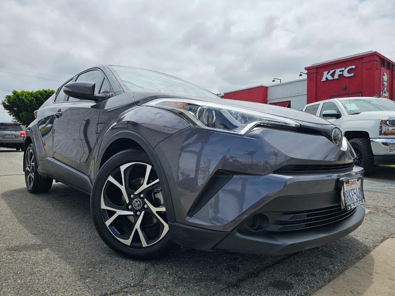Toyota C-HR Vehicle Full-screen Gallery Image 6