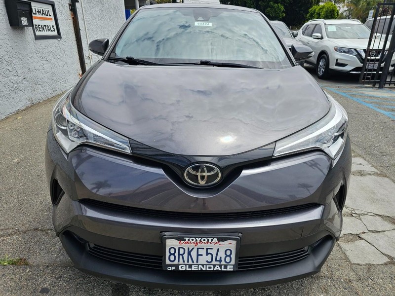 Toyota C-HR Vehicle Full-screen Gallery Image 7