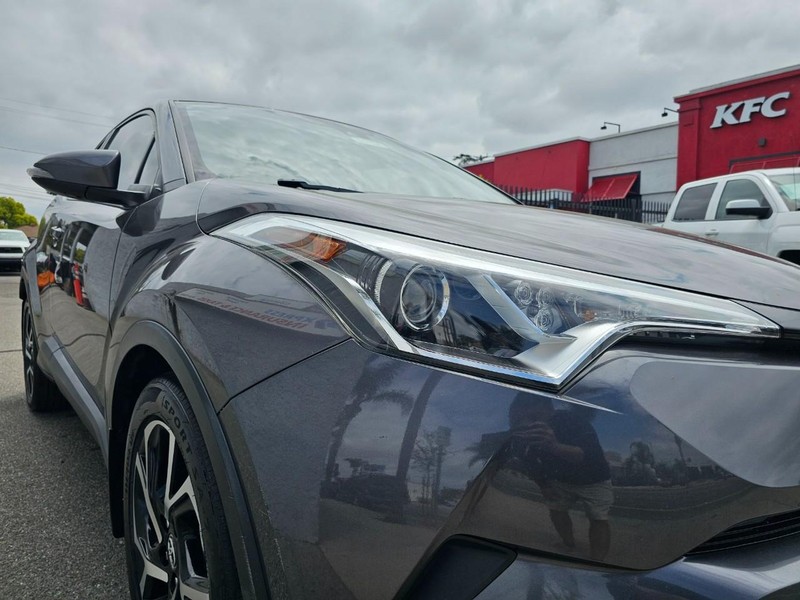 Toyota C-HR Vehicle Full-screen Gallery Image 8