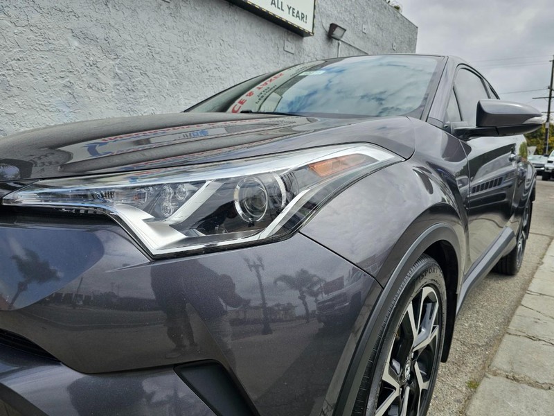 Toyota C-HR Vehicle Full-screen Gallery Image 9