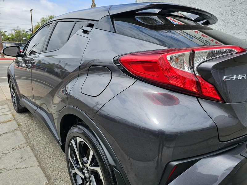 Toyota C-HR Vehicle Full-screen Gallery Image 10