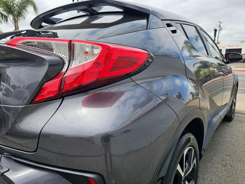 Toyota C-HR Vehicle Full-screen Gallery Image 11