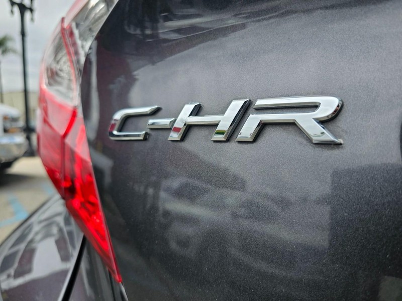Toyota C-HR Vehicle Full-screen Gallery Image 12