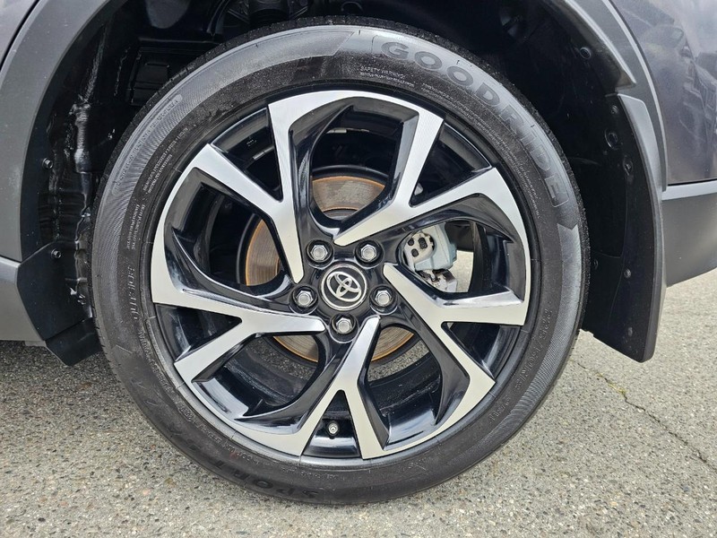 Toyota C-HR Vehicle Full-screen Gallery Image 13
