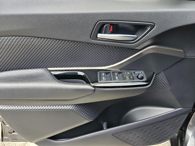 Toyota C-HR Vehicle Full-screen Gallery Image 14