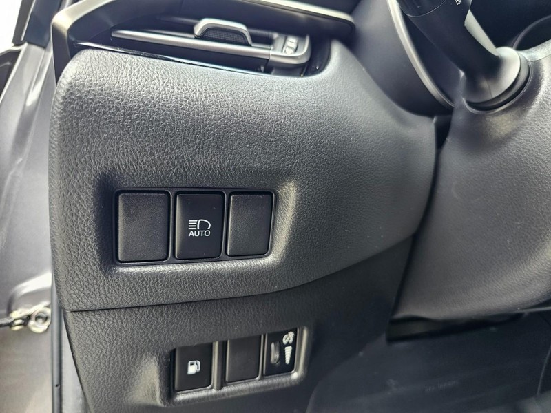 Toyota C-HR Vehicle Full-screen Gallery Image 15