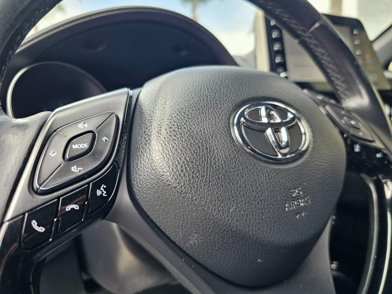 Toyota C-HR Vehicle Full-screen Gallery Image 16