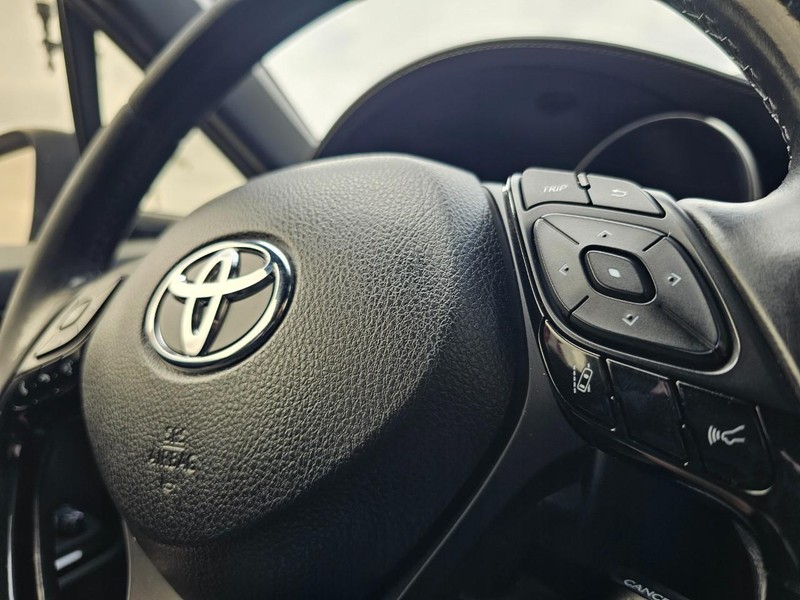 Toyota C-HR Vehicle Full-screen Gallery Image 17