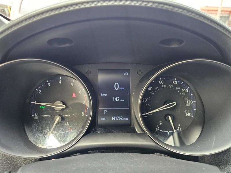 Toyota C-HR Vehicle Full-screen Gallery Image 18