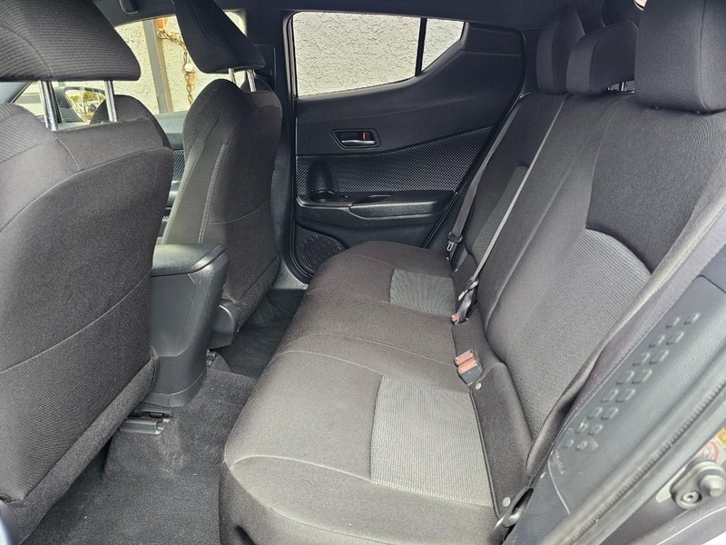 Toyota C-HR Vehicle Full-screen Gallery Image 19