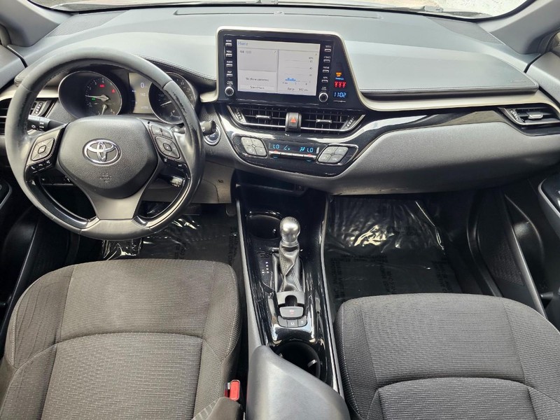 Toyota C-HR Vehicle Full-screen Gallery Image 20