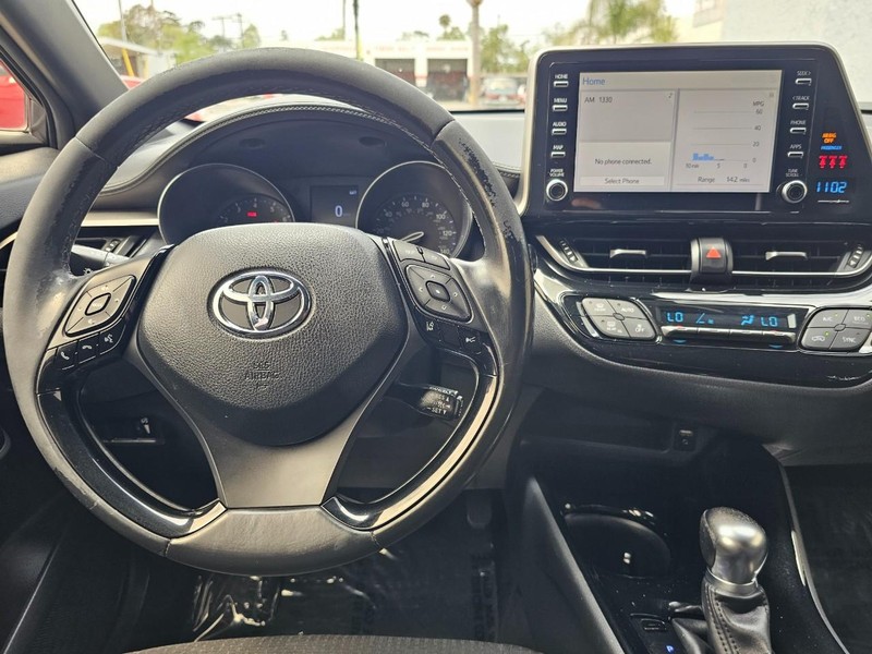 Toyota C-HR Vehicle Full-screen Gallery Image 21