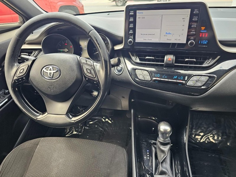 Toyota C-HR Vehicle Full-screen Gallery Image 23