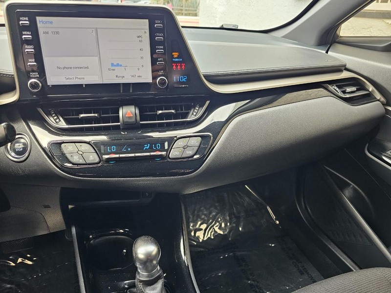 Toyota C-HR Vehicle Full-screen Gallery Image 24