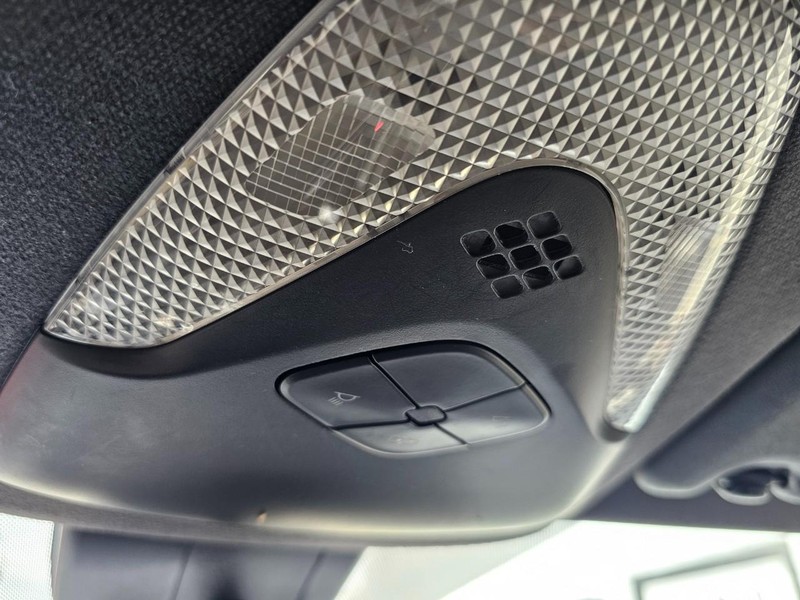 Toyota C-HR Vehicle Full-screen Gallery Image 26