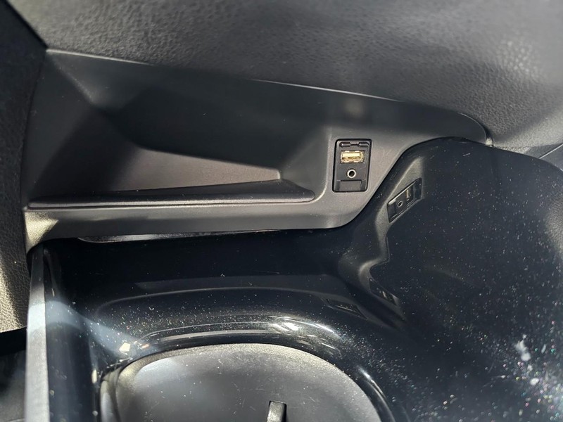 Toyota C-HR Vehicle Full-screen Gallery Image 27
