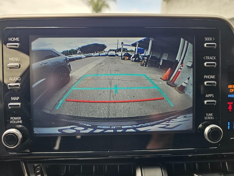 Toyota C-HR Vehicle Full-screen Gallery Image 28